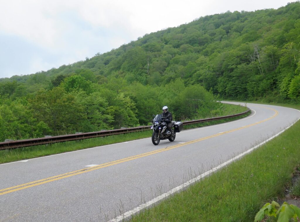 Michael Mosbach de moto na Cherohala Skyway, nos Estados Unidos