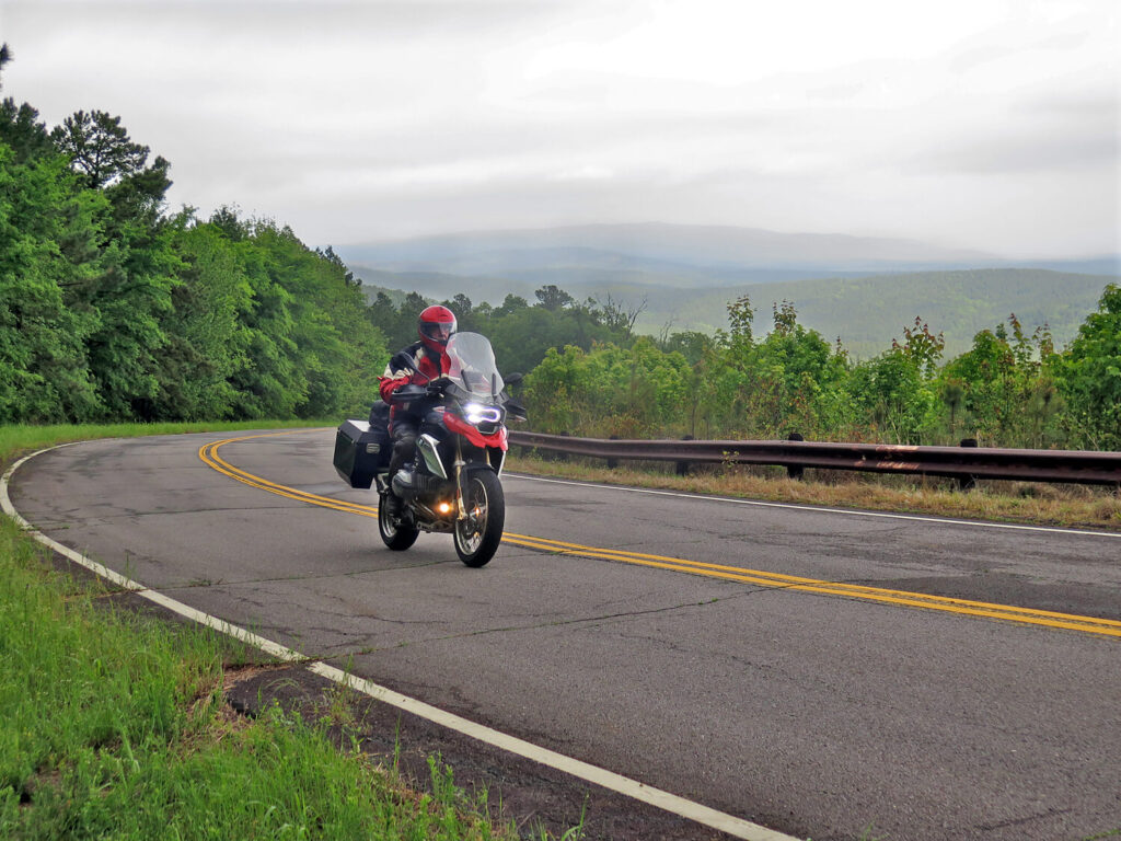 Neil Peart pilotando sua BMW em uma estrada de Oklahoma, foto de Michael Mosbach